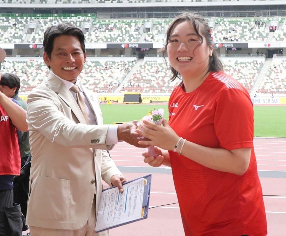 客席に花束を投げ入れるも、届かず側溝に落ち、織田裕二（左）から「代わりにこれ使って」と花束を渡される北口榛花＝１８日、国立競技場（撮影・吉澤敬太）