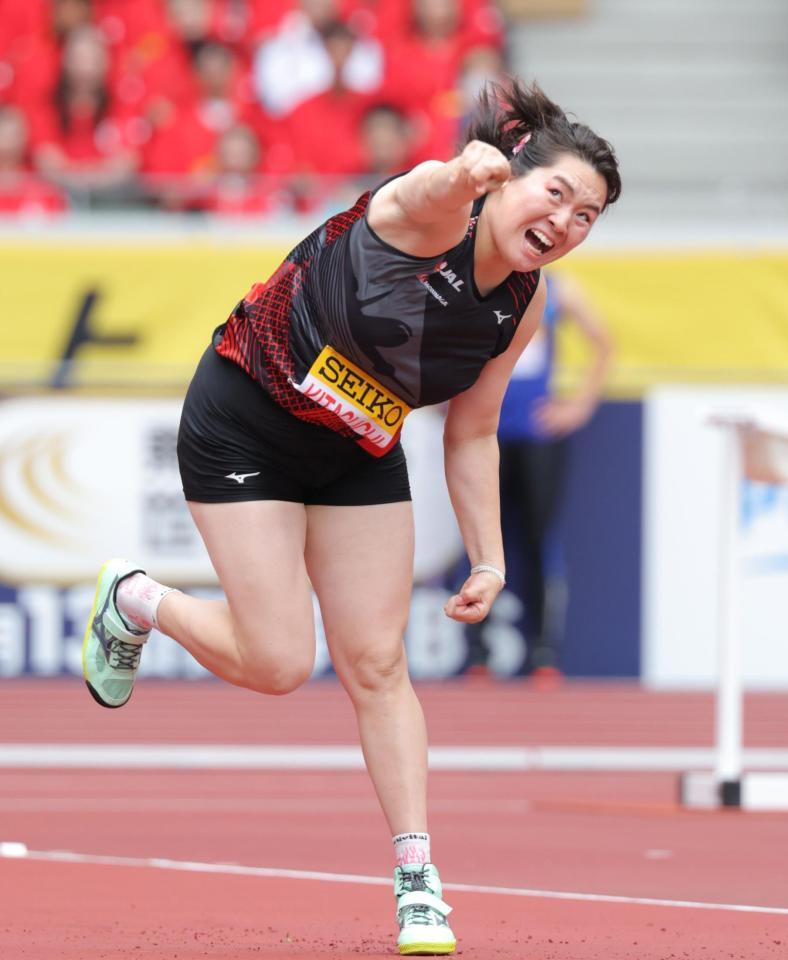 女子やり投げ決勝で、力強くやりを投げる北口榛花＝１８日、国立競技場（撮影・吉澤敬太）