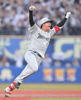 　１２回、中越えにサヨナラ二塁打を放ちガッツポーズで喜びを爆発させる代打・西川＝１８日、ＺＯＺＯマリンスタジアム（撮影・開出牧）