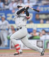 　１２回、中越えにサヨナラ二塁打を放つ代打・西川＝１８日、ＺＯＺＯマリンスタジアム（撮影・開出牧）