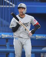 　スターのたたずまいだ！１２回、一打サヨナラの場面で堂々と打席に向かう西川＝１８日、ＺＯＺＯマリンスタジアム（撮影・開出牧）