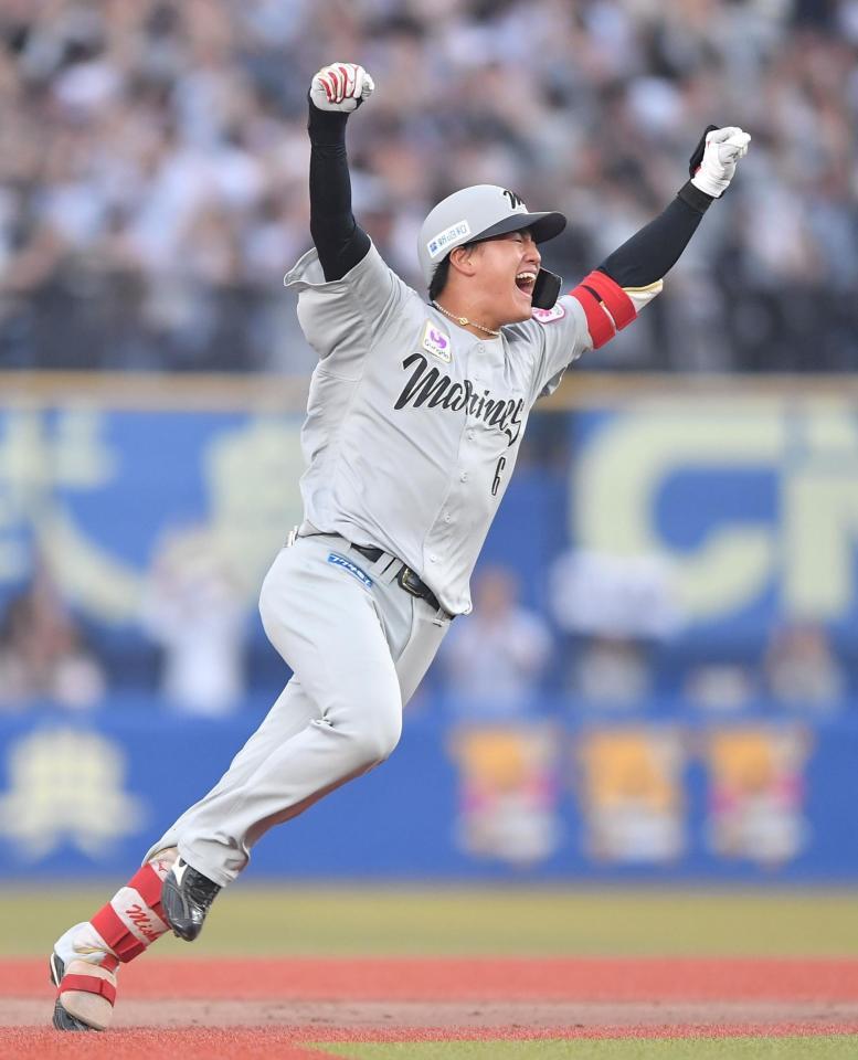 　１２回、中越えにサヨナラ二塁打を放ちガッツポーズで喜びを爆発させる代打・西川＝１８日、ＺＯＺＯマリンスタジアム（撮影・開出牧）