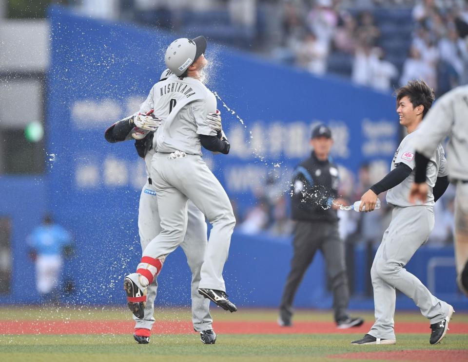 　サヨナラ二塁打を放ちウォーターシャワーを浴びる西川（左手前）。右は藤原＝１８日、ＺＯＺＯマリンスタジアム（撮影・開出牧）