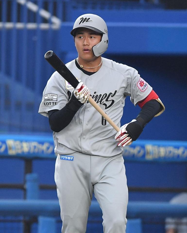 　スターのたたずまいだ！１２回、一打サヨナラの場面で堂々と打席に向かう西川＝１８日、ＺＯＺＯマリンスタジアム（撮影・開出牧）