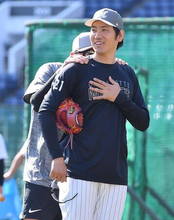 試合前の練習中、巨人・リチャード（後方）に肩を揉まれ満面の笑みを浮かべるロッテ・石川柊太＝５日、ＺＯＺＯマリンスタジアム（撮影・開出牧）