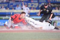 タッチをかわす頭脳的なヘッスラだ！７回ロッテ無死三塁、寺地隆成のタイムリー内野安打で三塁からヘッドスライディングで生還する藤原恭大。捕手・坂倉将吾＝１２日、ＺＯＺＯマリンスタジアム（撮影・開出牧）