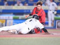 タイミングは完全にアウト！７回ロッテ無死三塁、寺地隆成のタイムリー内野安打で三塁からヘッドスライディングでホームに滑り込む藤原恭大（手前）。捕手は広島・坂倉将吾＝ＺＯＺＯマリンスタジアム（撮影・開出牧）＝１２日、ＺＯＺＯマリンスタジアム（撮影・開出牧）