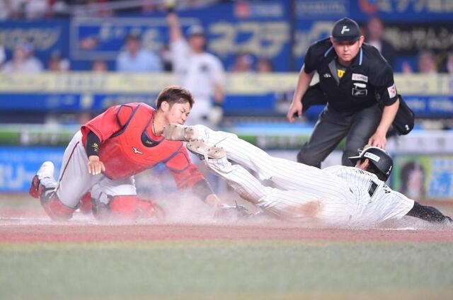 ロッテ・藤原恭大の、勝敗を分けた技ありの“ヘッスラ”を激写