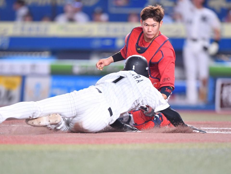 タイミングは完全にアウト！７回ロッテ無死三塁、寺地隆成のタイムリー内野安打で三塁からヘッドスライディングでホームに滑り込む藤原恭大（手前）。捕手は広島・坂倉将吾＝ＺＯＺＯマリンスタジアム（撮影・開出牧）＝１２日、ＺＯＺＯマリンスタジアム（撮影・開出牧）