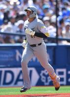 １回ロッテ１死一、二塁、先制の左越え３ランを放ちダイヤモンドを一周しホームへ向かうロッテ・山本大斗＝２２日、横浜スタジアム（撮影・開出牧）