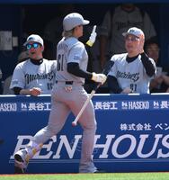 １回、先制の左越え３ランを放ち吉井理人監督（右）とタッチを交わすロッテ・山本大斗＝２２日、横浜スタジアム（撮影・開出牧）