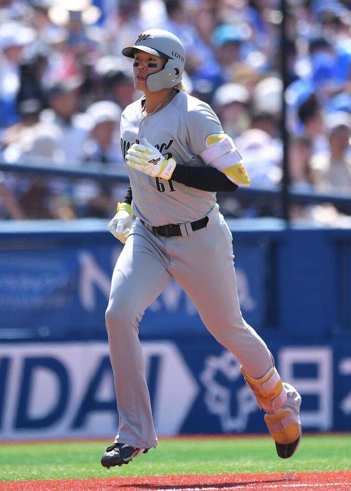 １回ロッテ１死一、二塁、先制の左越え３ランを放ちダイヤモンドを一周しホームへ向かうロッテ・山本大斗＝２２日、横浜スタジアム（撮影・開出牧）