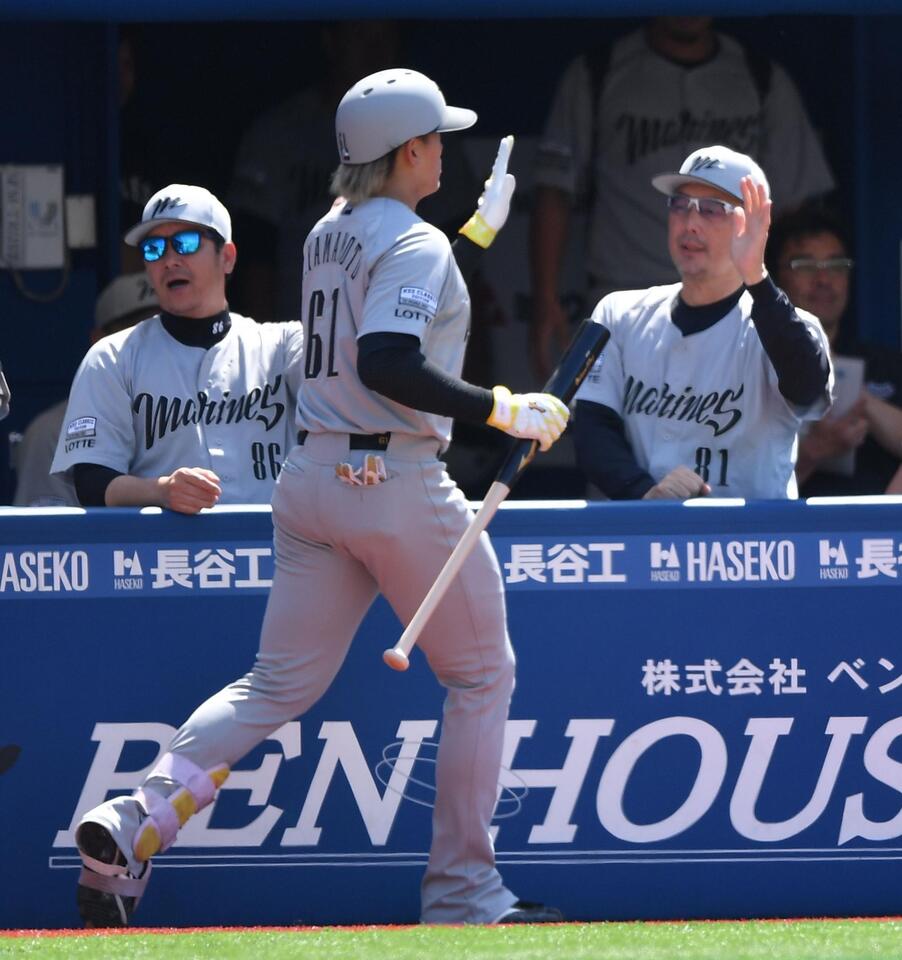 １回、先制の左越え３ランを放ち吉井理人監督（右）とタッチを交わすロッテ・山本大斗＝２２日、横浜スタジアム（撮影・開出牧）