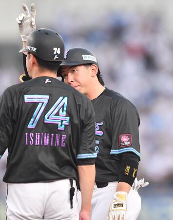 ベテランのような貫禄が漂う。５回ロッテ２死三塁、中前適時打を放ちポーズを決める寺地隆成（右）＝１３日、ＺＯＺＯマリンスタジアム（撮影・開出牧）