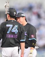 ベテランのような貫禄が漂う。５回ロッテ２死三塁、中前適時打を放ちポーズを決める寺地隆成（右）＝１３日、ＺＯＺＯマリンスタジアム（撮影・開出牧）