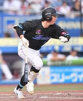 武士道が宿っている！５回ロッテ２死三塁、中前適時打を放ち駆け出す寺地隆成＝１３日、ＺＯＺＯマリンスタジアム（撮影・開出牧）