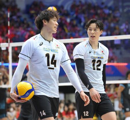 　試合前、会話を交わす石川祐希（左）と高橋藍。石川の胸番号の下にはキャプテンマークが＝１７日、千葉ポートアリーナ（撮影・伊藤笙子）