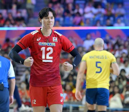 　試合前のコイントスに勝利し、ポーズを決める高橋藍＝１８日、千葉ポートアリーナ（撮影・伊藤笙子）