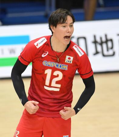 　コート上でチームを鼓舞する高橋藍＝１８日、千葉ポートアリーナ（撮影・伊藤笙子）