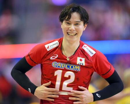 バレー男子　高橋藍　急造キャプテンマークに満面の笑み