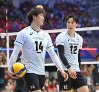 　試合前、会話を交わす石川祐希（左）と高橋藍。石川の胸番号の下にはキャプテンマークが＝１７日、千葉ポートアリーナ（撮影・伊藤笙子）