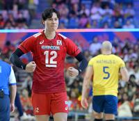 　試合前のコイントスに勝利し、ポーズを決める高橋藍＝１８日、千葉ポートアリーナ（撮影・伊藤笙子）