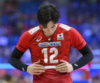 　テーピング用テープで急造したキャプテンマークを気にする高橋藍＝１８日、千葉ポートアリーナ（撮影・伊藤笙子）