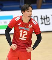 　コート上でチームを鼓舞する高橋藍＝１８日、千葉ポートアリーナ（撮影・伊藤笙子）