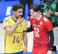 　試合後、イタリアでチームメイトだったフェルナンド・クレリング（左）と談笑する高橋藍＝１８日、千葉ポートアリーナ（撮影・伊藤笙子）