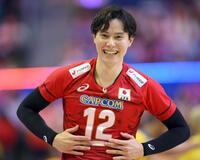 　急ごしらえのキャプテンマークを手に笑顔を見せる高橋藍＝１８日、千葉ポートアリーナ（撮影・伊藤笙子）