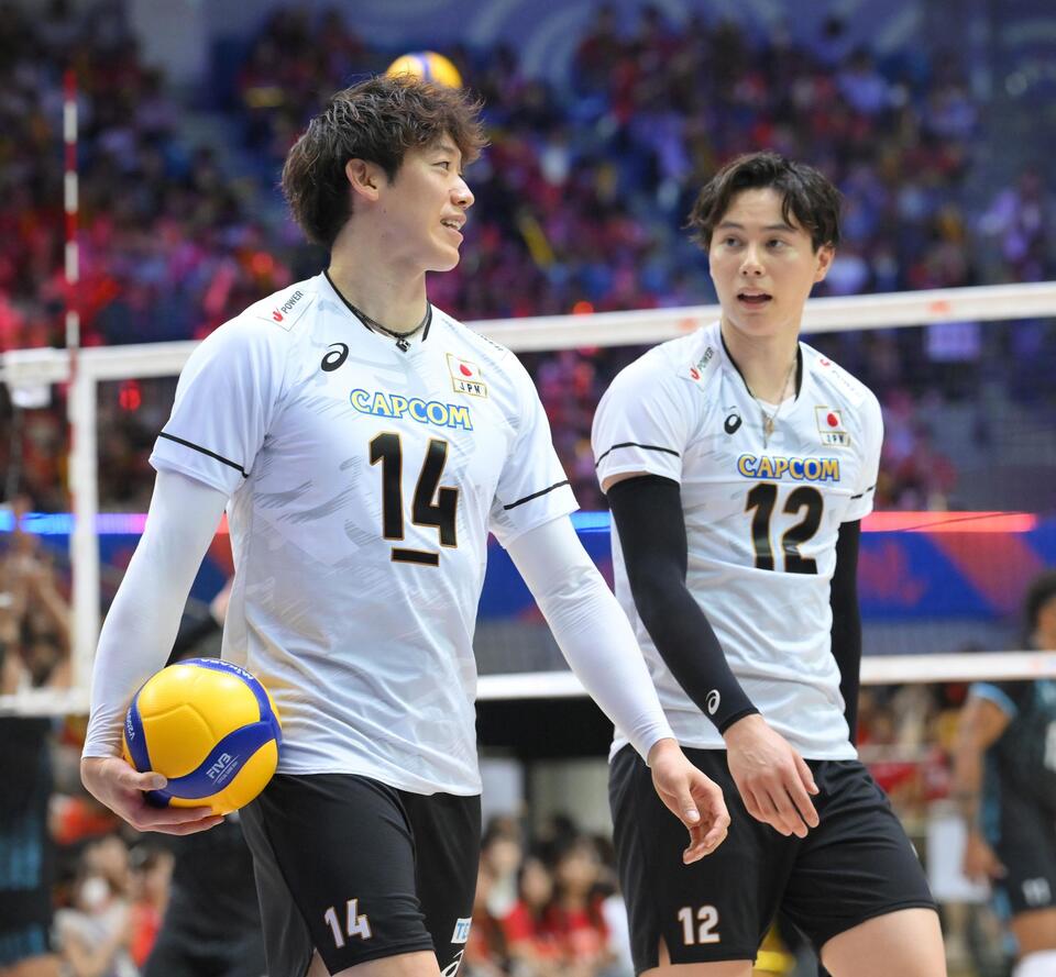 　試合前、会話を交わす石川祐希（左）と高橋藍。石川の胸番号の下にはキャプテンマークが＝１７日、千葉ポートアリーナ（撮影・伊藤笙子）