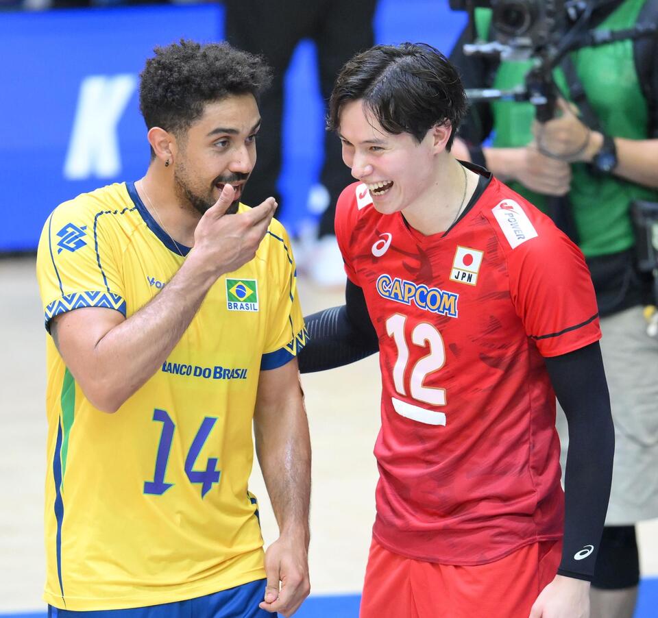 　試合後、イタリアでチームメイトだったフェルナンド・クレリング（左）と談笑する高橋藍＝１８日、千葉ポートアリーナ（撮影・伊藤笙子）