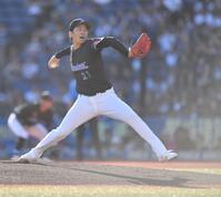 高校球児のように西日が照りつけるマウンドで躍動するロッテ・石川柊＝２１日、ＺＯＺＯマリンスタジアム（撮影・開出牧）