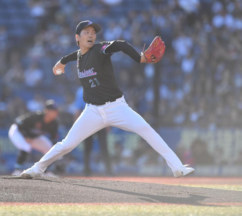 高校球児のように西日が照りつけるマウンドで躍動するロッテ・石川柊＝２１日、ＺＯＺＯマリンスタジアム（撮影・開出牧）