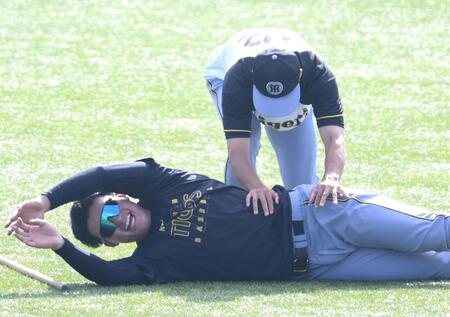 【写真】誰とでも仲良し！〝陽キャ〟な森下は試合前に帰ってきたヤクルト主砲と楽しげに交流