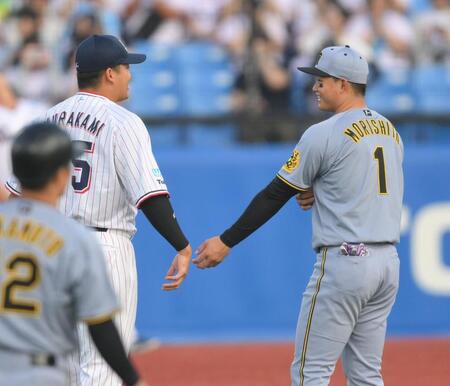 　試合前、村上（左）と談笑する森下（撮影・伊藤笙子）