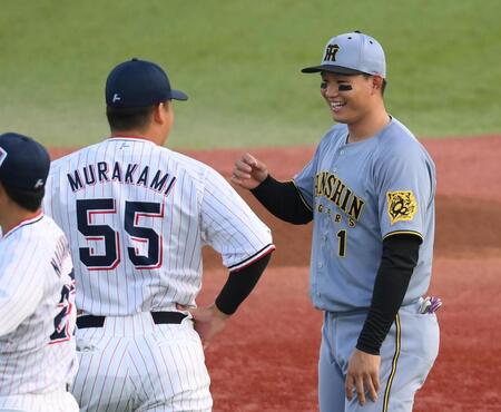 　試合前に談笑する村上（左）と森下（撮影・堀内翔）