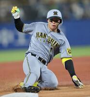 　８回、三塁打を放つ森下（撮影・田中太一）