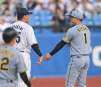 　試合前、村上（左）と談笑する森下（撮影・伊藤笙子）