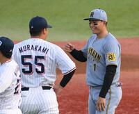 　試合前に談笑する村上（左）と森下（撮影・堀内翔）