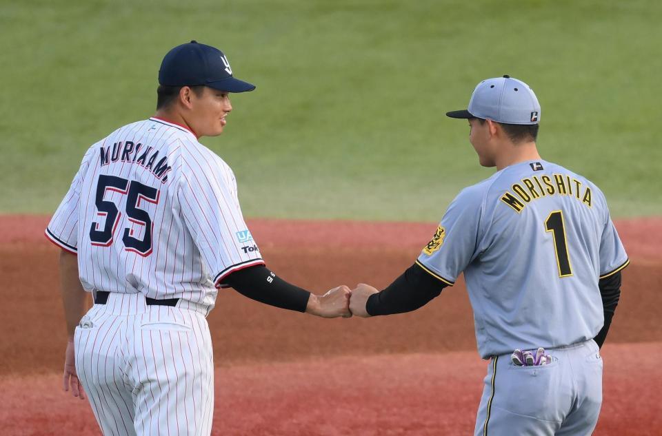 　試合前にタッチを交わす村上（左）と森下（撮影・堀内翔）