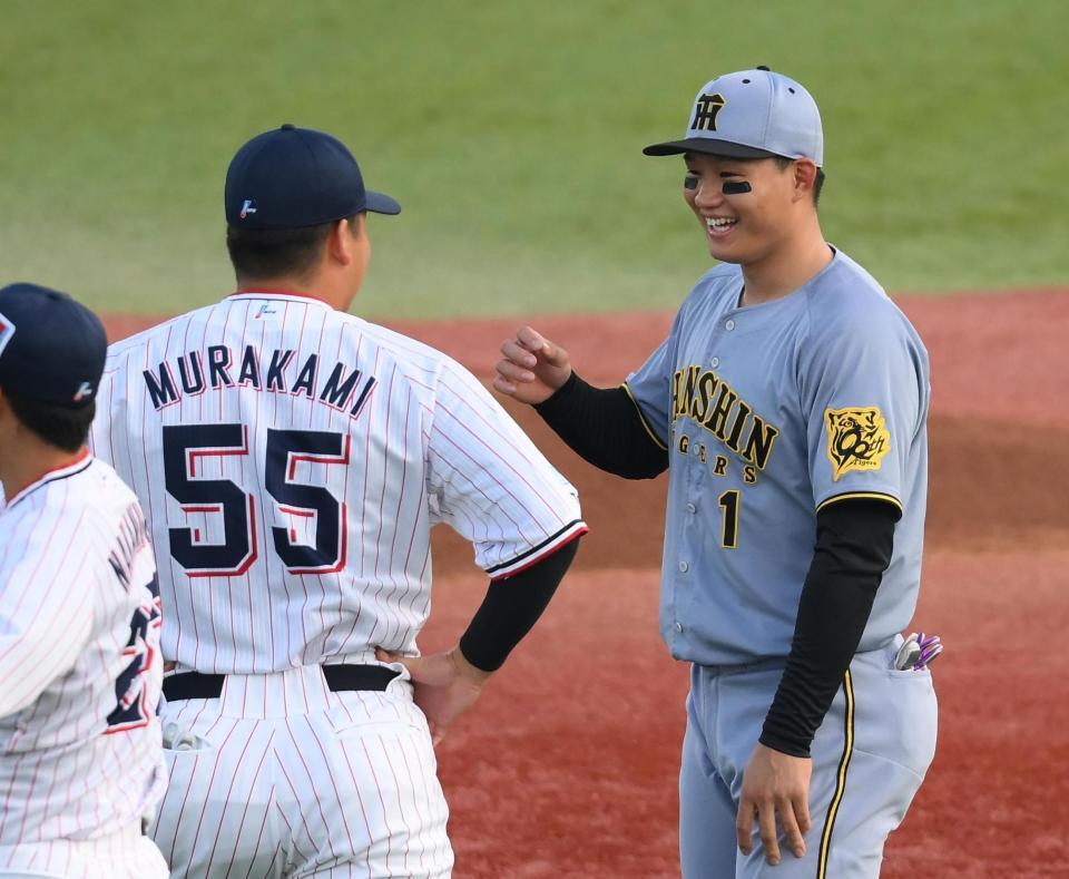 　試合前に談笑する村上（左）と森下（撮影・堀内翔）