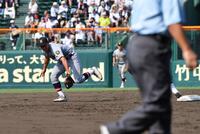 ５回開星無死一塁、センター前に抜けそうな小村の打球を逆シングルで捕球する仙台育英・有本豪琉＝１４日、甲子園（撮影・開出牧）