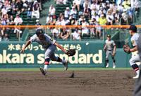 超美技を激写！５回開星無死一塁、小村拓矢の打球を逆シングルで捕球し、遊撃手の砂涼人（右端）への華麗なグラブトスで併殺に仕留める仙台育英・有本豪琉＝１４日、甲子園（撮影・開出牧）