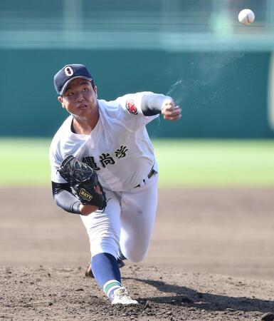 　男のロマンだ！灼熱（しゃくねつ）のマウンドで汗を飛ばしながら１６９球を投げた沖縄尚学・末吉良丞＝１７日、甲子園（撮影・開出牧）