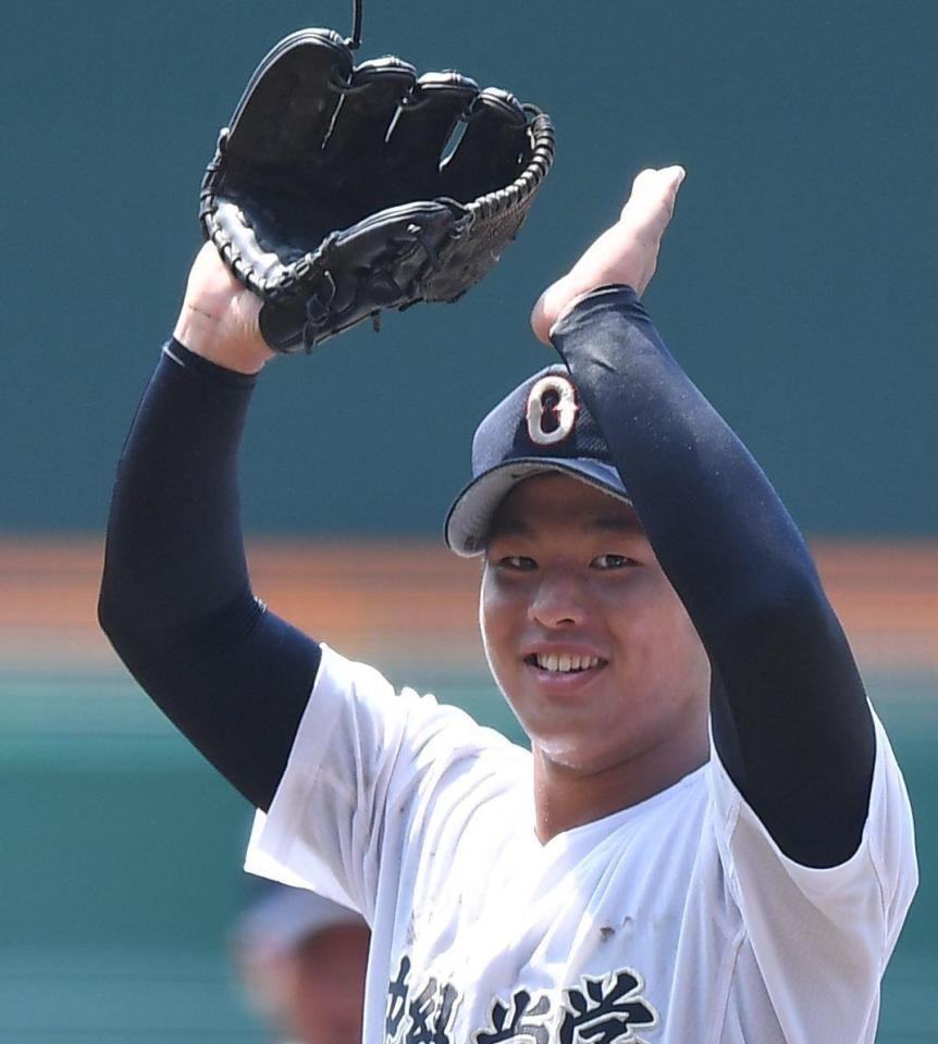 　１６９球の完投勝利で準々決勝進出を決め会心の笑みを浮かべる沖縄尚学・末吉良丞＝１７日、甲子園（撮影・開出牧）