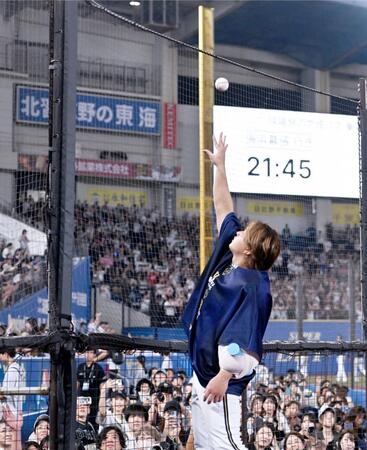 ファンへの思いが伝わるシーンだ！マリン最終戦で今季６勝目を挙げ、ウイニングボールをスタンドに投げ入れるオリックス・宮城大弥＝９日、ＺＯＺＯマリンスタジアム（開出牧）