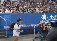 オリックス・宮城大弥がスタンドに投げ入れたウイニングボールをロッテファンの少年が受け取り、盛り上がる三塁側スタンド＝９日、ＺＯＺＯマリンスタジアム（開出牧）