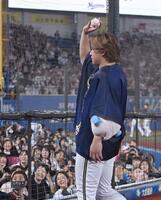 視線の先にロッテファン？フェンスに近寄り狙いを定めてボールを投げ入れるオリックス・宮城大弥＝９日、ＺＯＺＯマリンスタジアム（開出牧）