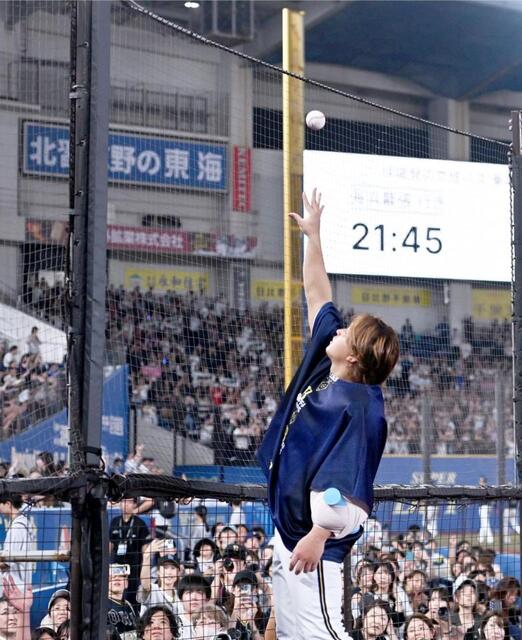 ファンへの思いが伝わるシーンだ！マリン最終戦で今季６勝目を挙げ、ウイニングボールをスタンドに投げ入れるオリックス・宮城大弥＝９日、ＺＯＺＯマリンスタジアム（開出牧）